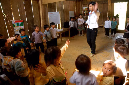 Tuy không có cờ hoa, có tiếng trống trường, nhưng các em vẫn đón khai giảng như nhiều bạn nhỏ trên cả nước! Tuy không có cờ hoa, có tiếng trống trường, nhưng các em vẫn đón khai giảng như nhiều bạn nhỏ trên cả nước!