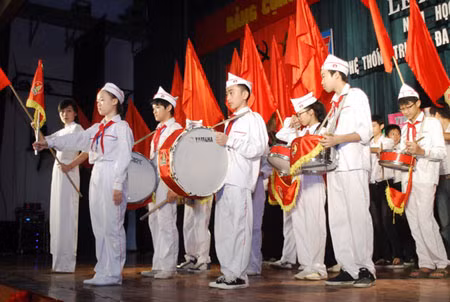 Lễ chào cờ hoành tráng của hệ thống trường Hoàng Diệu – Victoria Thầy hiệu trưởng đánh trống khai giảng năm học mới Nhóm học sinh lớp 10 rạng rỡ Tiết mục văn nghệ của các học sinh tiểu học Lễ khai giảng diễn ra với sự tham gia của các thầy cô giáo, các em học sinh thuộc 3 cấp học và các bậc phụ huynh Các thầy cô chụp ảnh lưu niệm Các bạn học sinh tạo dáng với nhiều kiểu trang phục khác nhau Các bạn học sinh thuộc CLB thời trang đã mang đến bất ngờ lớn với màn trình diễn trang phục truyền thống của các nước như Nhật Bản, Trung Quốc, Hàn Quốc.... Và tất nhiên không thể thiếu tà áo dài tha thướt của Việt Nam Nữ sinh duyên dáng bên các nam sinh Lễ chào cờ hoành tráng của hệ thống trường Hoàng Diệu – Victoria Thầy hiệu trưởng đánh trống khai giảng năm học mới Nhóm học sinh lớp 10 rạng rỡ Tiết mục văn nghệ của các học sinh tiểu học Lễ khai giảng diễn ra với sự tham gia của các thầy cô giáo, các em học sinh thuộc 3 cấp học và các bậc phụ huynh Các thầy cô chụp ảnh lưu niệm Các bạn học sinh tạo dáng với nhiều kiểu trang phục khác nhau Các bạn học sinh thuộc CLB thời trang đã mang đến bất ngờ lớn với màn trình diễn trang phục truyền thống của các nước như Nhật Bản, Trung Quốc, Hàn Quốc.... Và tất nhiên không thể thiếu tà áo dài tha thướt của Việt Nam Nữ sinh duyên dáng bên các nam sinh