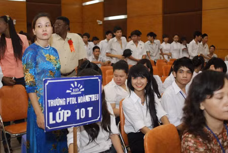 Lễ chào cờ hoành tráng của hệ thống trường Hoàng Diệu – Victoria Thầy hiệu trưởng đánh trống khai giảng năm học mới Nhóm học sinh lớp 10 rạng rỡ Tiết mục văn nghệ của các học sinh tiểu học Lễ khai giảng diễn ra với sự tham gia của các thầy cô giáo, các em học sinh thuộc 3 cấp học và các bậc phụ huynh Các thầy cô chụp ảnh lưu niệm Các bạn học sinh tạo dáng với nhiều kiểu trang phục khác nhau Các bạn học sinh thuộc CLB thời trang đã mang đến bất ngờ lớn với màn trình diễn trang phục truyền thống của các nước như Nhật Bản, Trung Quốc, Hàn Quốc.... Và tất nhiên không thể thiếu tà áo dài tha thướt của Việt Nam Nữ sinh duyên dáng bên các nam sinh Lễ chào cờ hoành tráng của hệ thống trường Hoàng Diệu – Victoria Thầy hiệu trưởng đánh trống khai giảng năm học mới Nhóm học sinh lớp 10 rạng rỡ Tiết mục văn nghệ của các học sinh tiểu học Lễ khai giảng diễn ra với sự tham gia của các thầy cô giáo, các em học sinh thuộc 3 cấp học và các bậc phụ huynh Các thầy cô chụp ảnh lưu niệm Các bạn học sinh tạo dáng với nhiều kiểu trang phục khác nhau Các bạn học sinh thuộc CLB thời trang đã mang đến bất ngờ lớn với màn trình diễn trang phục truyền thống của các nước như Nhật Bản, Trung Quốc, Hàn Quốc.... Và tất nhiên không thể thiếu tà áo dài tha thướt của Việt Nam Nữ sinh duyên dáng bên các nam sinh