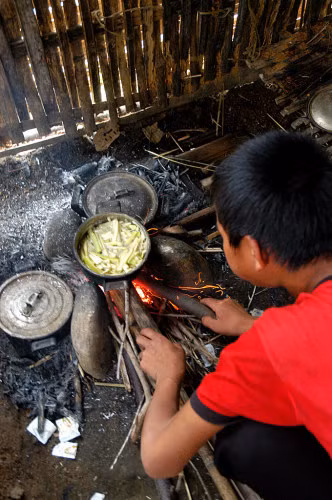 Một em học sinh ở Loóng Luông - Sơn La nói rất hồn nhiên: "Đi học mà bụng đói cồn cào, con chữ thầy cô cho nó cứ nhày múa rồi chạy ra khỏi đầu lúc nào không biết" Một em học sinh ở Loóng Luông - Sơn La nói rất hồn nhiên: "Đi học mà bụng đói cồn cào, con chữ thầy cô cho nó cứ nhày múa rồi chạy ra khỏi đầu lúc nào không biết"