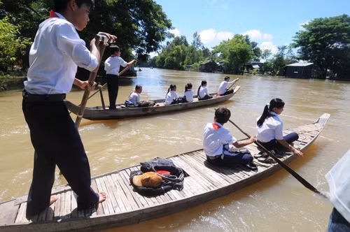 Tại huyện đầu nguồn lũ An Phú (An Giang), ngày khai giảng ở ba xã giáp biên giới với nước bạn Campuchia có trên 900 học sinh là con em Việt kiều đi xuồng, đò để đến trường. Ảnh: Tuổi Trẻ Tại huyện đầu nguồn lũ An Phú (An Giang), ngày khai giảng ở ba xã giáp biên giới với nước bạn Campuchia có trên 900 học sinh là con em Việt kiều đi xuồng, đò để đến trường. Ảnh: Tuổi Trẻ