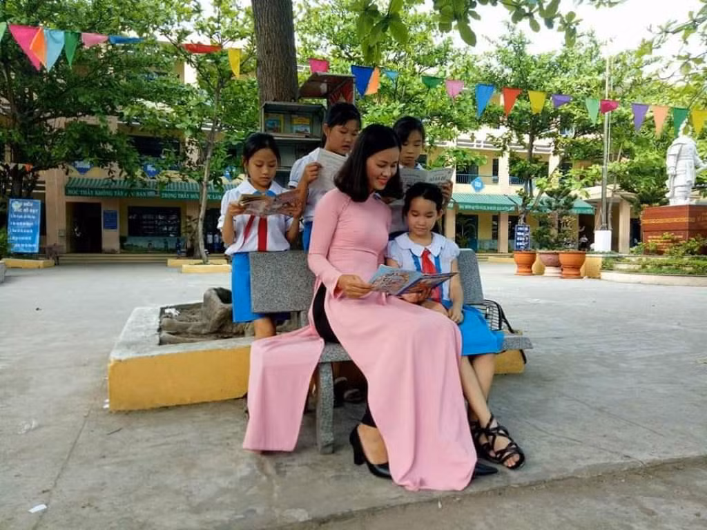 Sau hơn 33 ngày tham gia chống dịch ở khu cách ly, cô Thảo trở lại với mái trường thân yêu. Ảnh: AN