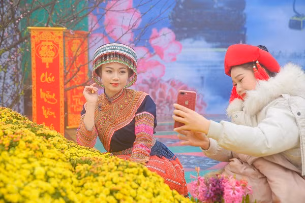 Hương xuân rực rỡ sắc hoa xen lẫn làn sương mở ảo tràn ngập Sun World Fansipan Legend trong ngày đầu khai hội.