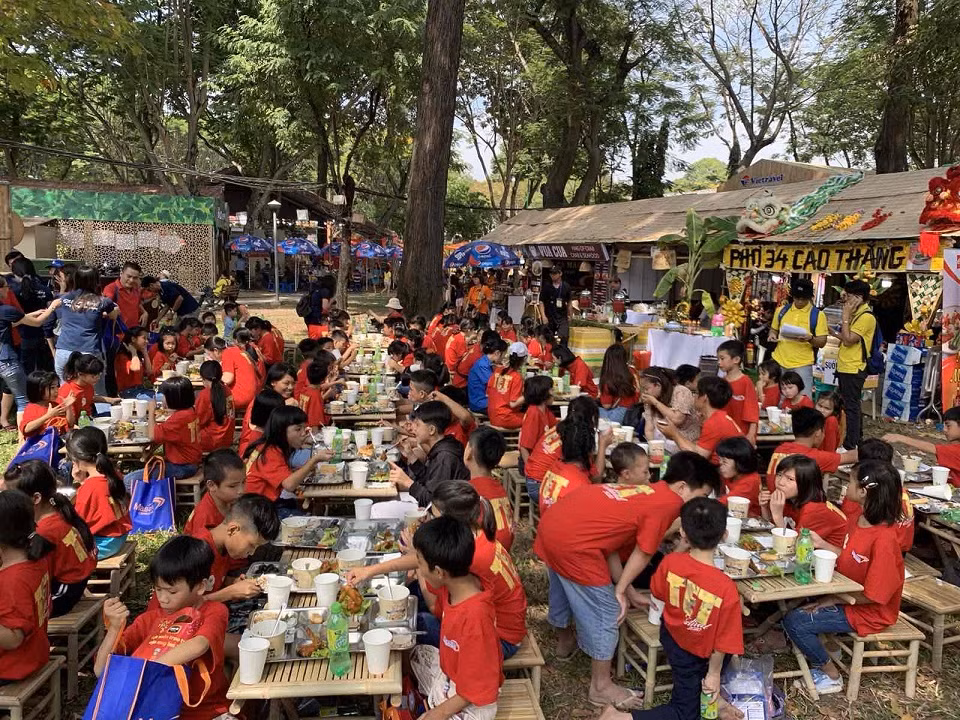 Các em thưởng thức ẩm thực truyền thống ngay trong khuôn viên lễ hội. Các em thưởng thức ẩm thực truyền thống ngay trong khuôn viên lễ hội.
