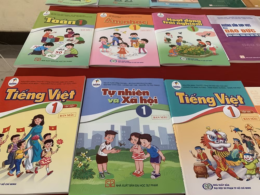 Ngày 22/11, Bộ Giáo dục và Đào tạo chính thức công bố 32 cuốn sách giáo khoa lớp 1 được Bộ trưởng Bộ Giáo dục và Đào tạo phê duyệt lựa chọn cho chương trình giáo dục phổ thông mới. Ảnh: Thùy Linh