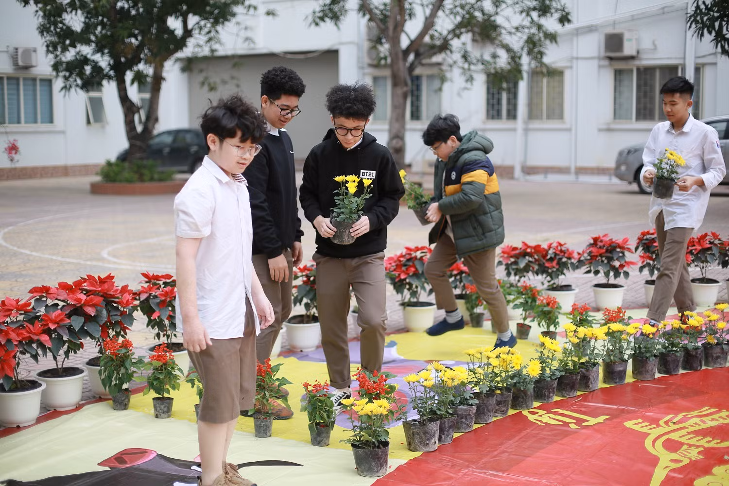 Các em học sinh Trường Việt - Úc Hà Nội cùng nhau trang trí cho bồn hoa 12 con giáp. Các em học sinh Trường Việt - Úc Hà Nội cùng nhau trang trí cho bồn hoa 12 con giáp.