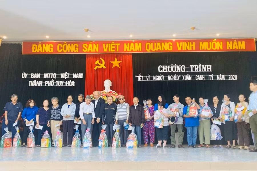 Tại tỉnh Phú Yên, Tập đoàn Novaland phối hợp cùng Hội đồng hương tỉnh và các địa phương như Thành phố Tuy Hoà, Thị xã Sông Cầu, huyện Đông Hòa, Phú Hòa, Tuy An, Tây Hòa, Sông Hinh, Đồng Xuân đã tổ chức chương trình “Tết vì người nghèo” và trao tặng hơn 1.000 phần quà tết đến người khuyết tật, nạn nhân chất độc da cam/dioxin, gia đình có hoàn cảnh khó khăn trên địa bàn.