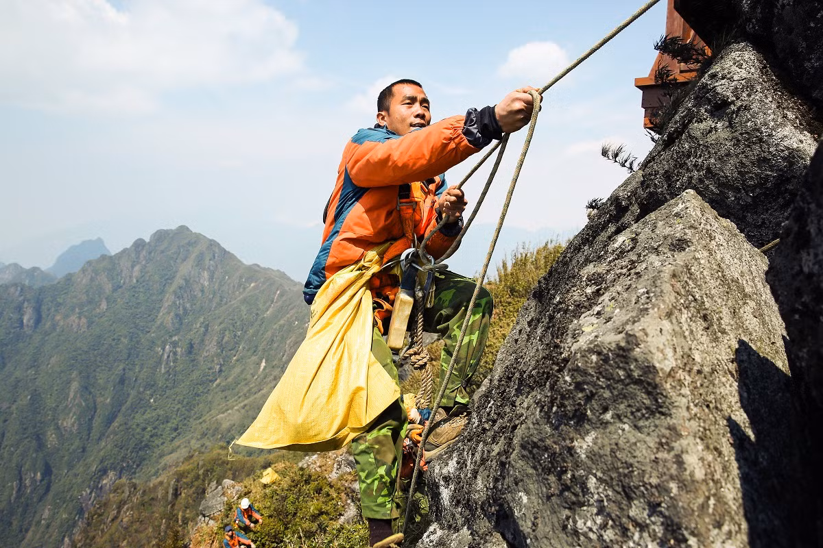 Đu dây nhặt rác tại Sun World Fansipan Legend.
