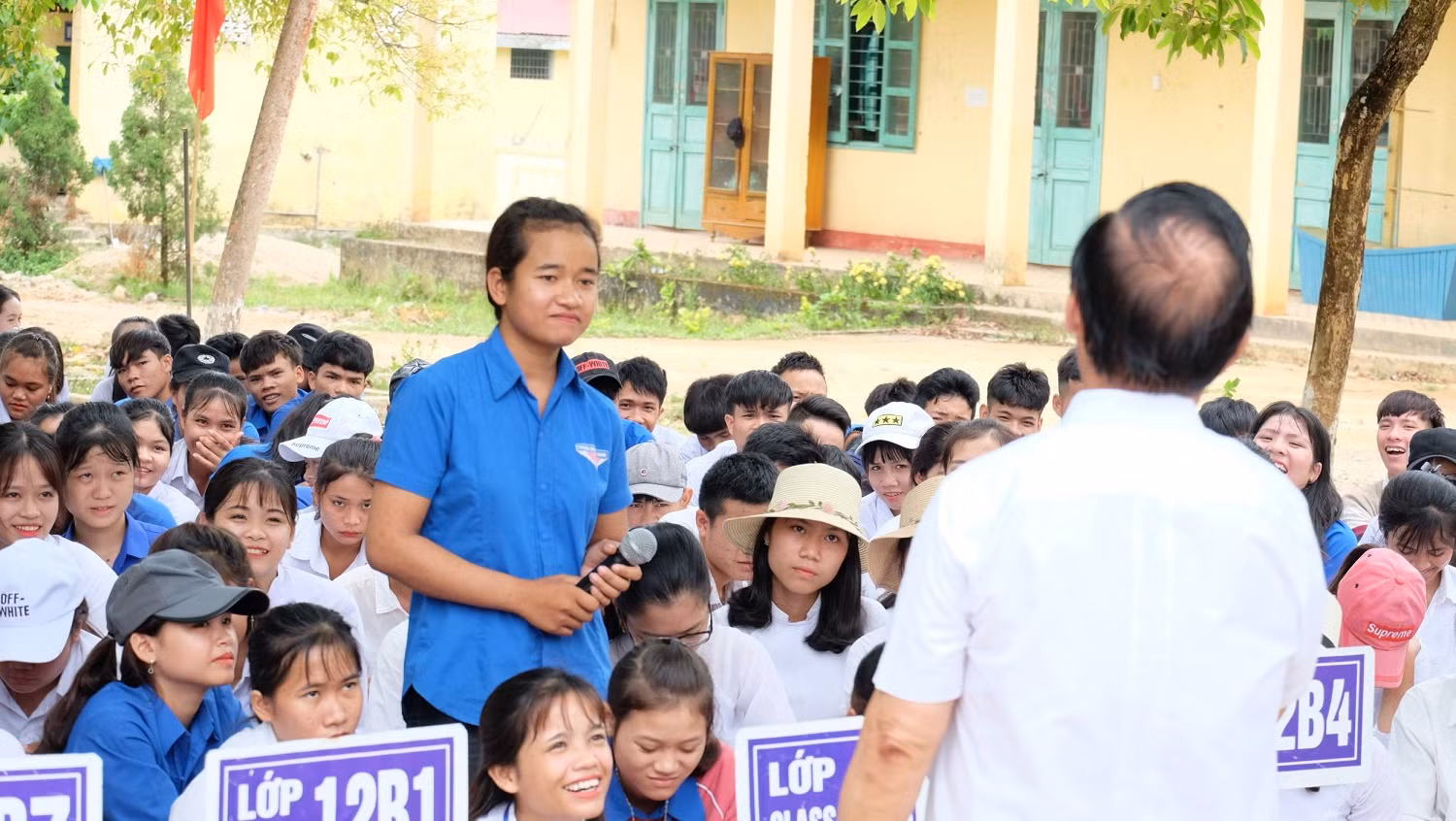 Các em học sinh người dân tộc Vân Kiều gửi tới Giáo sư nguyễn Lân Dũng lời chia sẻ, trăn trở và ước mơ làm giàu cho quê hương. Ảnh: Lại Cường
