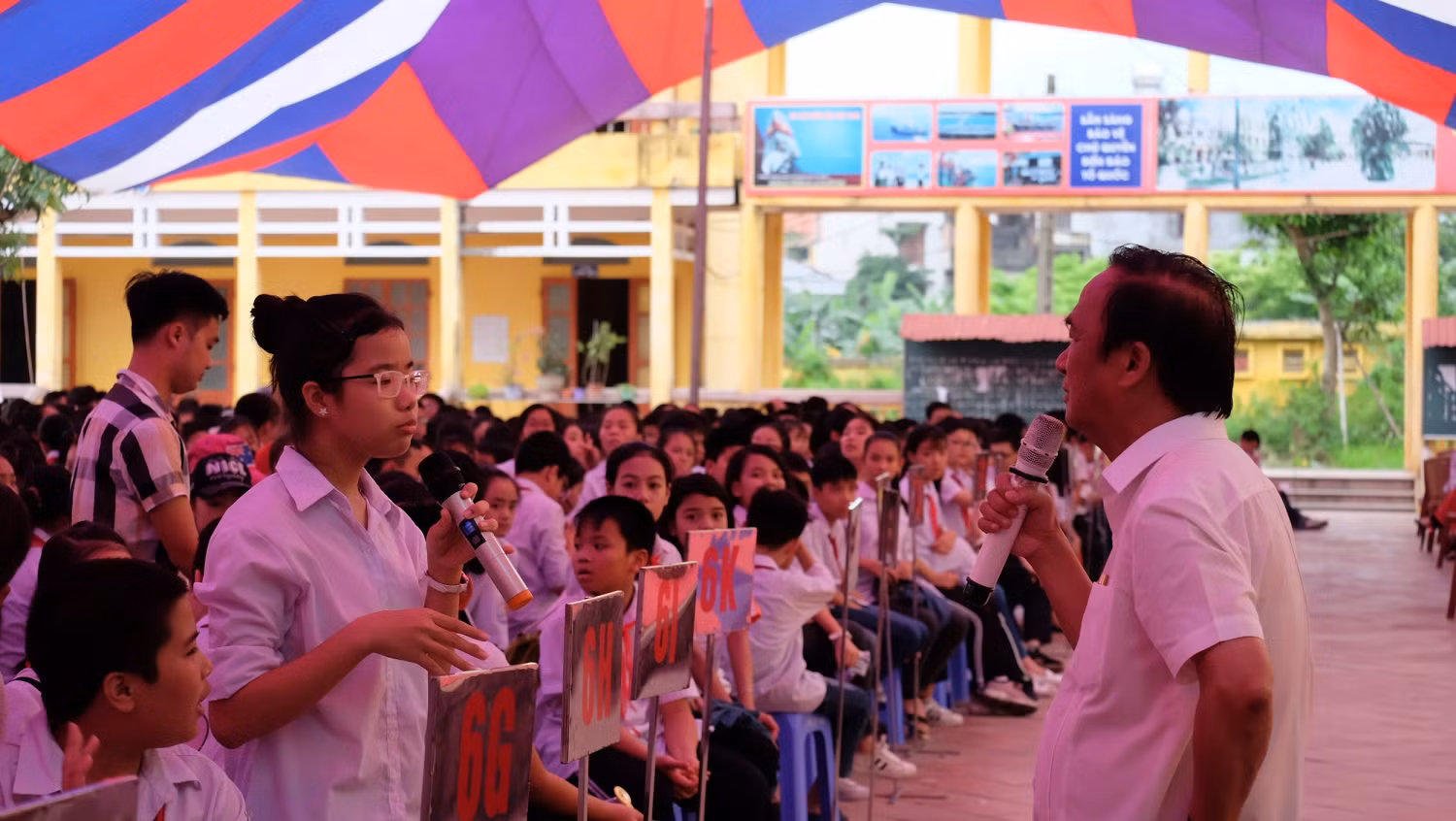 Dưới bóng nắng sân trường, nơi đã từng chi chít hố bom, các em học sinh đã được tan tỏa tinh thần khởi nghiệp, xây dựng quê hương Quảng Trị ngày càng giàu đẹp. Ảnh: Lại Cường