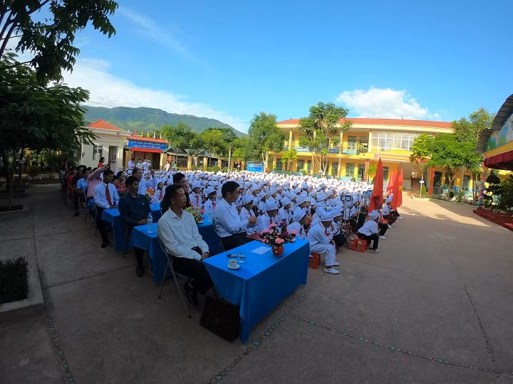 Ngày khai giảng năm học mới ở Trường Phổ thông dân tộc bán trú Tiểu học Ba Cô Sa (Ảnh: Lại Cường).