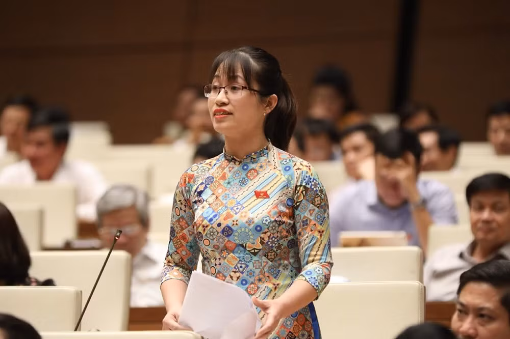 Đại biểu Quốc hội Đặng Thị Phương Thảo – Đoàn đại biểu Quốc hội tỉnh Nam Định phát biểu thảo luận tại hội trường. Ảnh: Qaang Vinh Đại biểu Quốc hội Đặng Thị Phương Thảo – Đoàn đại biểu Quốc hội tỉnh Nam Định phát biểu thảo luận tại hội trường. Ảnh: Qaang Vinh