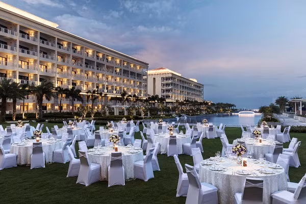 Tiệc ngoài trời sang trọng bên bể bơi vô cực tại Sheraton Grand Đà Nẵng Resort. Tiệc ngoài trời sang trọng bên bể bơi vô cực tại Sheraton Grand Đà Nẵng Resort.