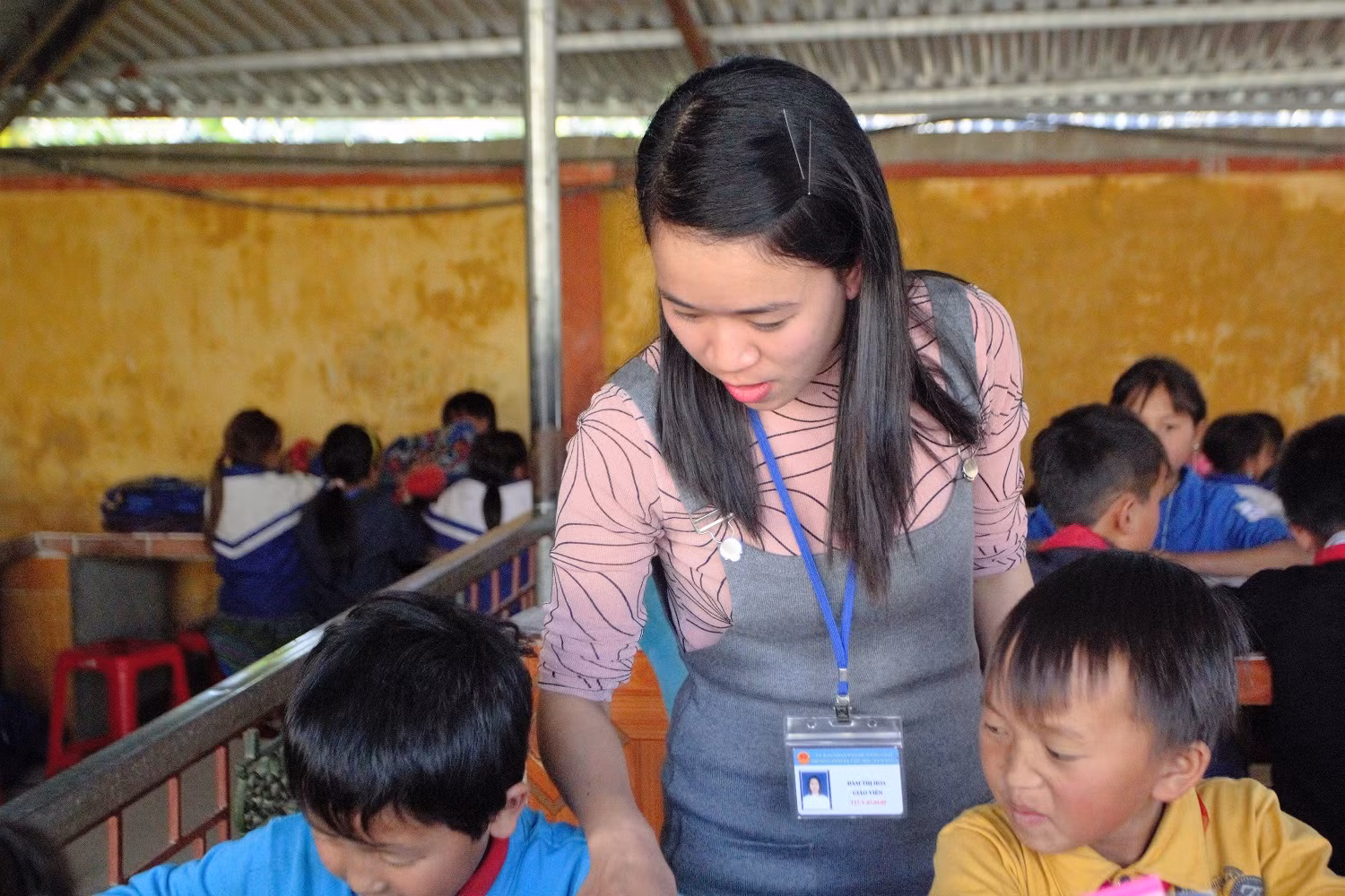 Ở trường bán trú, thầy cô phải làm việc gấp 2-3 lần so với dưới xuôi. Thầy cô bằng tình yêu thương con trẻ đã vượt qua tất cả những khó khăn đấy (Ảnh: Vũ Ninh). Ở trường bán trú, thầy cô phải làm việc gấp 2-3 lần so với dưới xuôi. Thầy cô bằng tình yêu thương con trẻ đã vượt qua tất cả những khó khăn đấy (Ảnh: Vũ Ninh).
