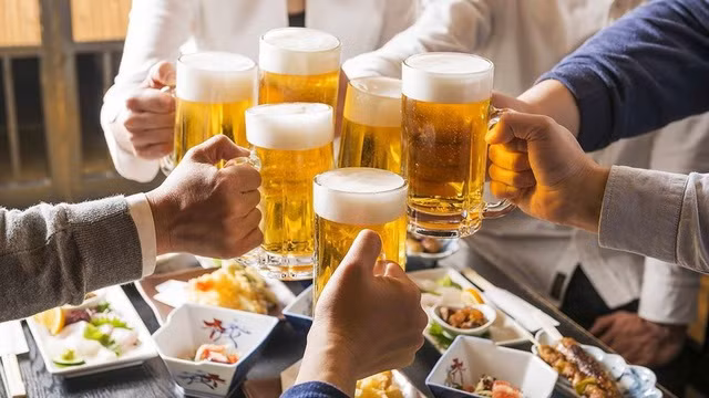 Uống rượu bia nhiều sẽ gây suy giảm sức khỏe. (Ảnh minh họa: TTXVN) Uống rượu bia nhiều sẽ gây suy giảm sức khỏe. (Ảnh minh họa: TTXVN)