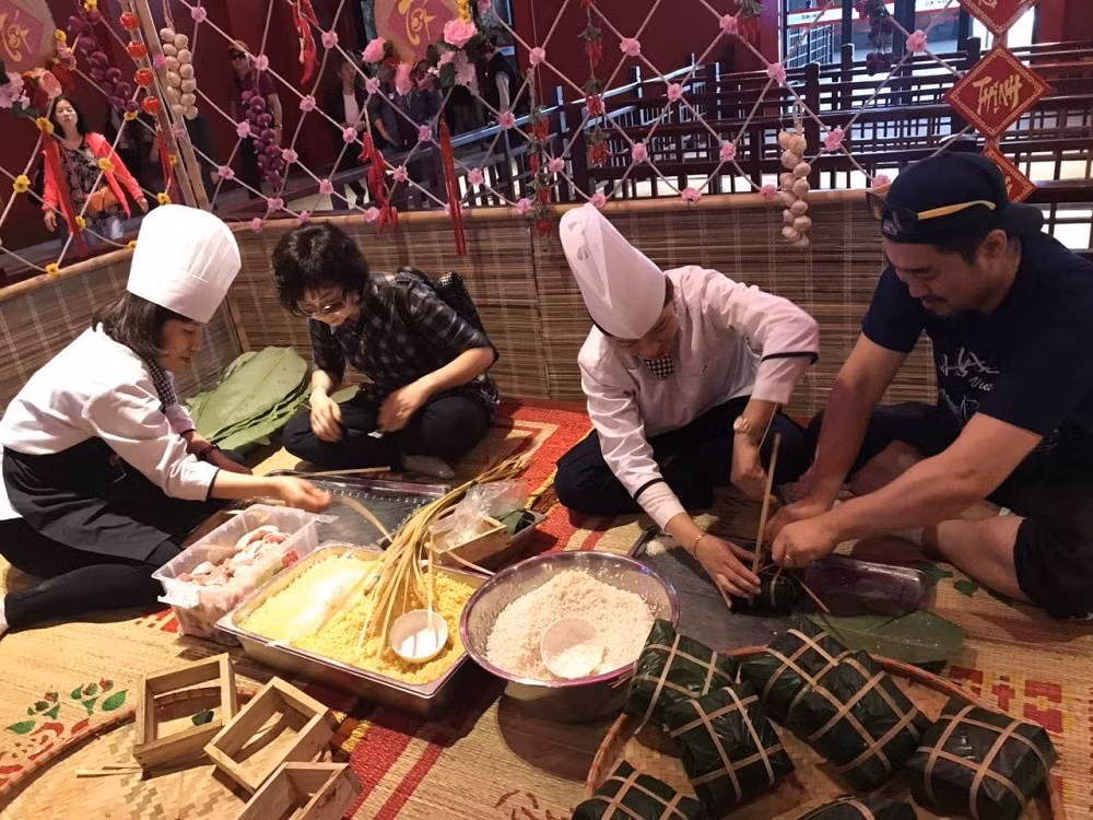 Hoạt động gói bánh chưng tại Sun World Halong Complex.