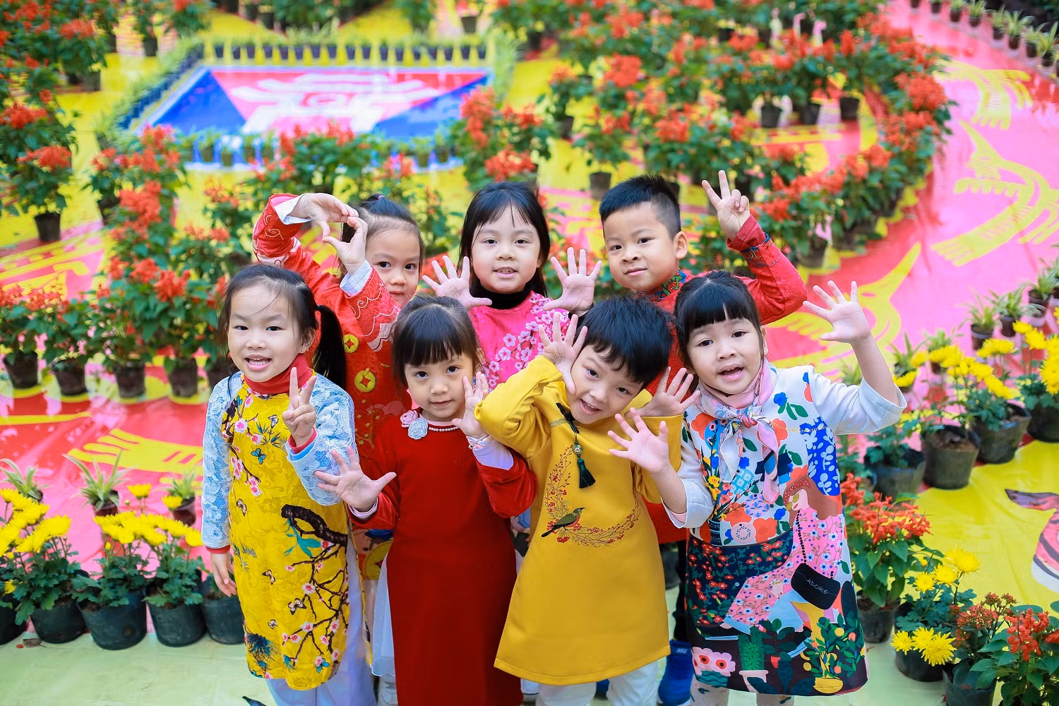 Các em học sinh khối tiền Tiểu học Trường Việt - Úc Hà Nội xúng xính áo dài tham dự Hội Xuân. Các em học sinh khối tiền Tiểu học Trường Việt - Úc Hà Nội xúng xính áo dài tham dự Hội Xuân.