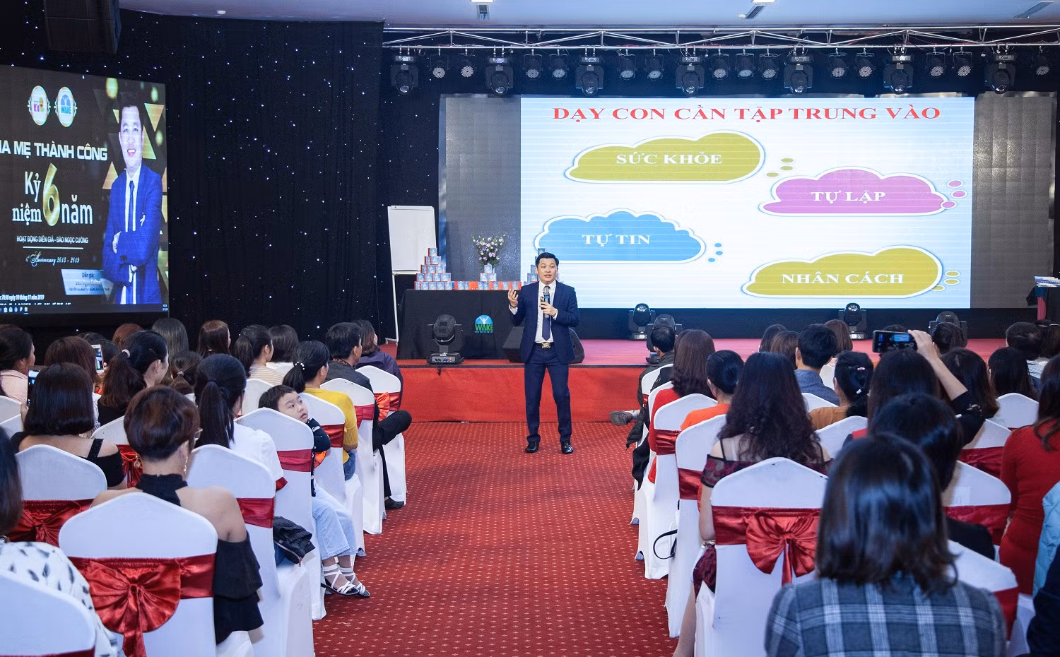 Đào Ngọc Cường nổi tiếng với khóa diễn thuyết về Bí quyết nuôi dạy con thành công. Đào Ngọc Cường nổi tiếng với khóa diễn thuyết về Bí quyết nuôi dạy con thành công.