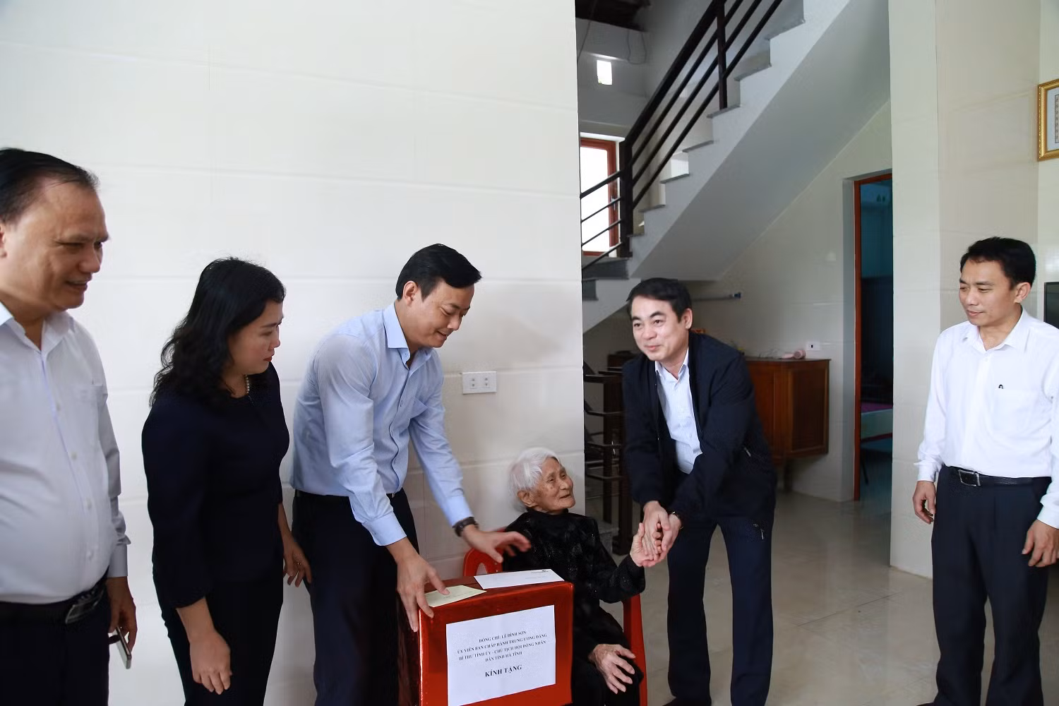 Ông Nghiêm Xuân Thành – Bí thư Đảng ủy, Chủ tịch Hội đồng quản trị Vietcombank (thứ 2 từ phải sang) cùng các đ/c lãnh đạo tỉnh Hà Tĩnh đến thăm, chúc Tết Mẹ Việt Nam Anh hùng Cao Thị Huệ tại thôn Tây Hà, xã Tân Mỹ Hà.