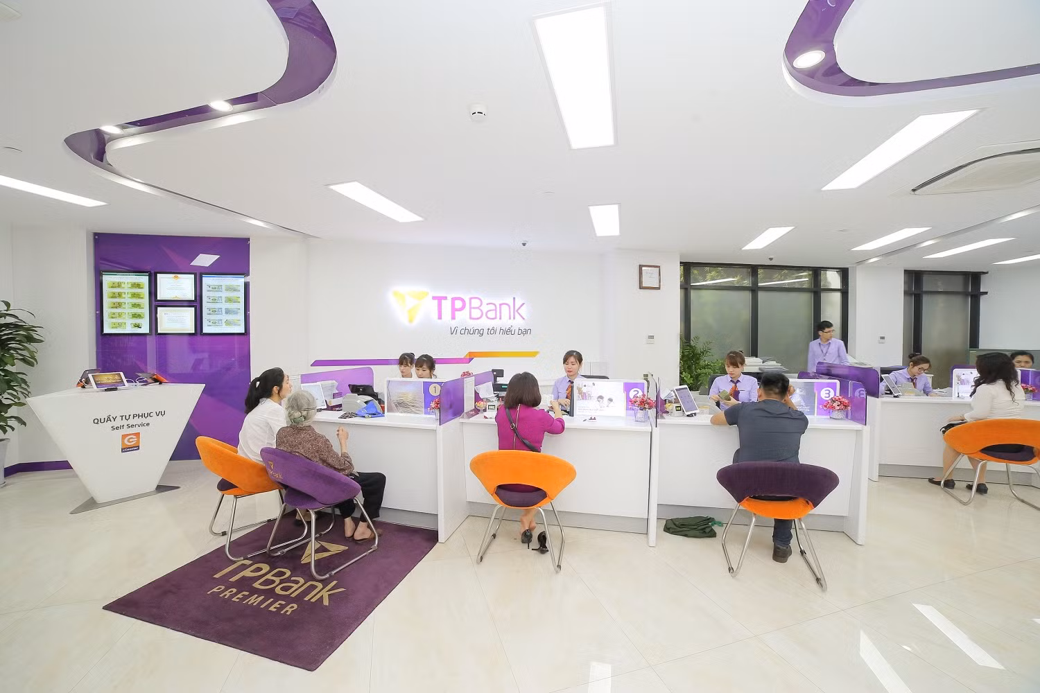 Khách hàng giao dịch tại TPBank.