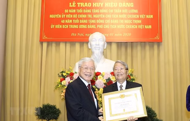 Tổng Bí thư, Chủ tịch nước Nguyễn Phú Trọng trao Huy hiệu 60 năm tuổi Đảng tặng đồng chí Trần Đức Lương. Ảnh: TTXVN Tổng Bí thư, Chủ tịch nước Nguyễn Phú Trọng trao Huy hiệu 60 năm tuổi Đảng tặng đồng chí Trần Đức Lương. Ảnh: TTXVN