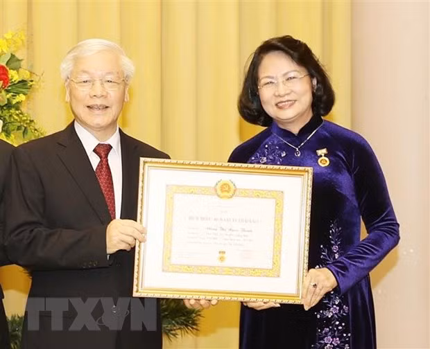 Tổng Bí thư, Chủ tịch nước Nguyễn Phú Trọng trao Huy hiệu 40 năm tuổi Đảng tặng đồng chí Đặng Thị Ngọc Thịnh. Ảnh: TTXVN Tổng Bí thư, Chủ tịch nước Nguyễn Phú Trọng trao Huy hiệu 40 năm tuổi Đảng tặng đồng chí Đặng Thị Ngọc Thịnh. Ảnh: TTXVN