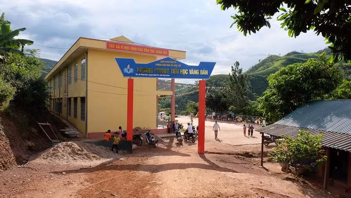 Trường phổ thông dân tộc bán trú Tiểu học Vàng Đán hôm nay (Ảnh: Lại Cường)