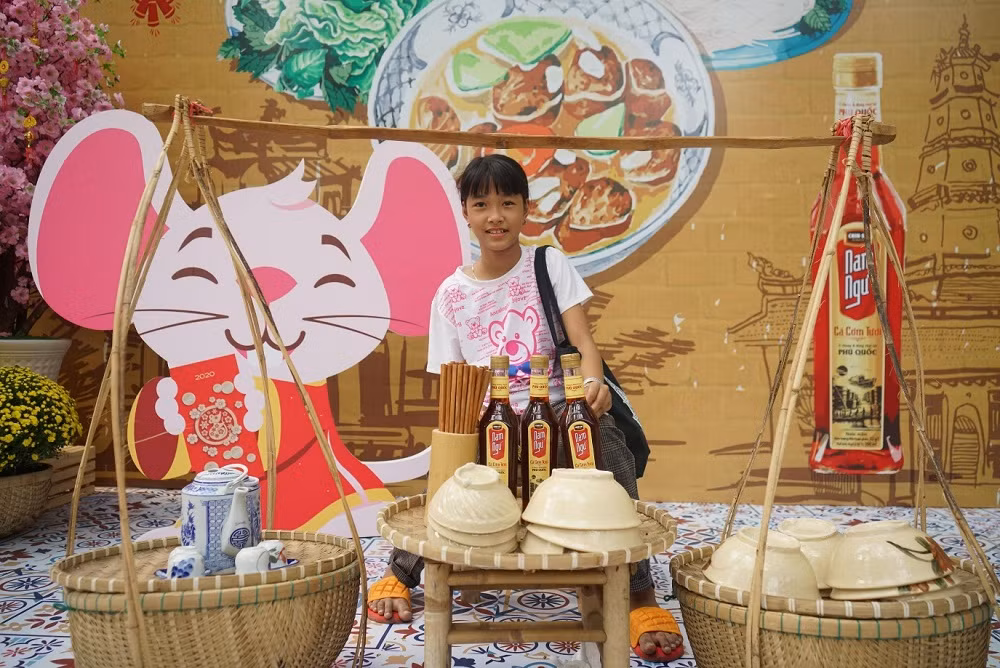 Khách tham quan chụp hình với khu vực tiểu cảnh ba miền.