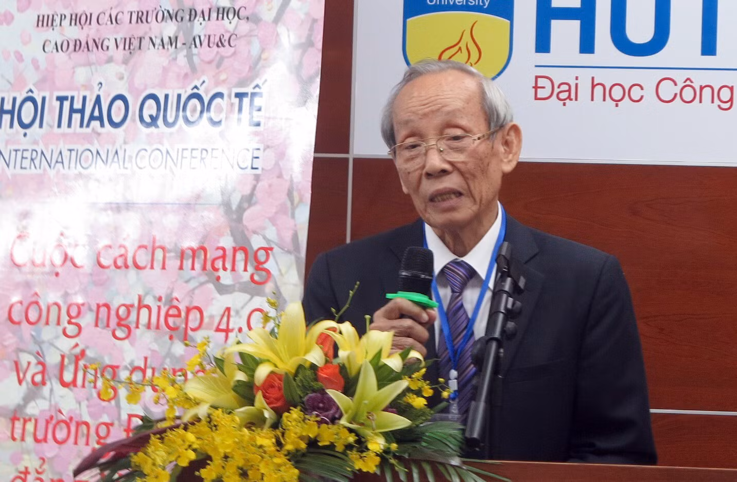 Giáo sư Trần Hồng Quân nói chuyện tại Hội thảo quốc tế về cuộc cách mạng 4.0.