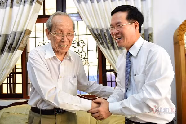 Đồng chí Võ Văn Thưởng, Ủy viên Bộ Chính trị, Trưởng ban Tuyên Giáo Trung ương đến thăm Giáo sư Trần Hồng Quân (Nguồn ảnh: vietnamnet).