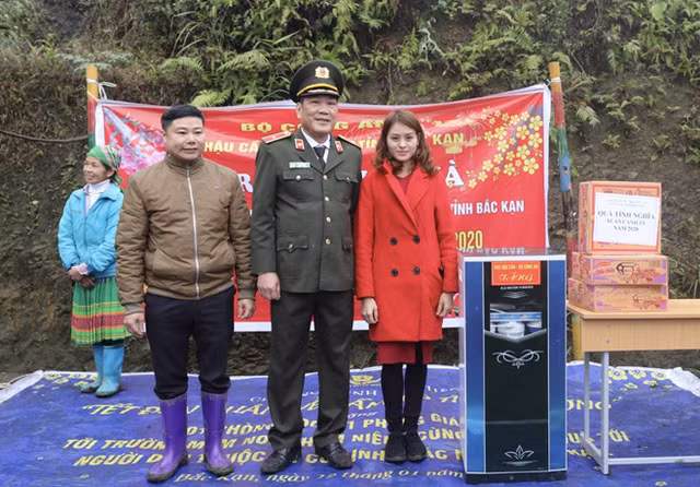 Thiếu tướng Lê Văn Hải, Cục trưởng Cục Hậu cần Bộ Công an tặng quà cho điểm trường Thôm Niêng, xã Cổ Linh.
