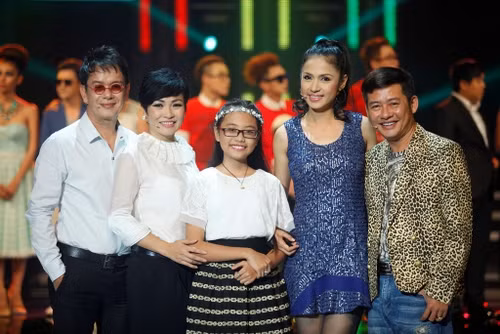 Phương Mỹ Chi cùng các Giám khảo Đức Huy, Phương Thanh, Việt Trinh và Tấn Beo.
