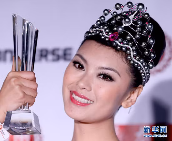 Bức hình chụp cận cho thấy làn da không mịn màng, và nụ cười tươi nhưng không bừng sáng.