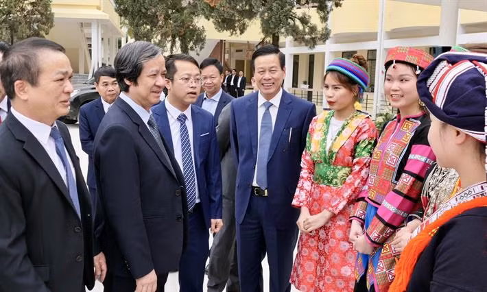 Bộ trưởng Nguyễn Kim Sơn tới thăm và trò chuyện với sinh viên Phân hiệu Trường Đại học Thái Nguyên tại Hà Giang (ảnh: Bộ Giáo dục và Đào tạo) Bộ trưởng Nguyễn Kim Sơn tới thăm và trò chuyện với sinh viên Phân hiệu Trường Đại học Thái Nguyên tại Hà Giang (ảnh: Bộ Giáo dục và Đào tạo)