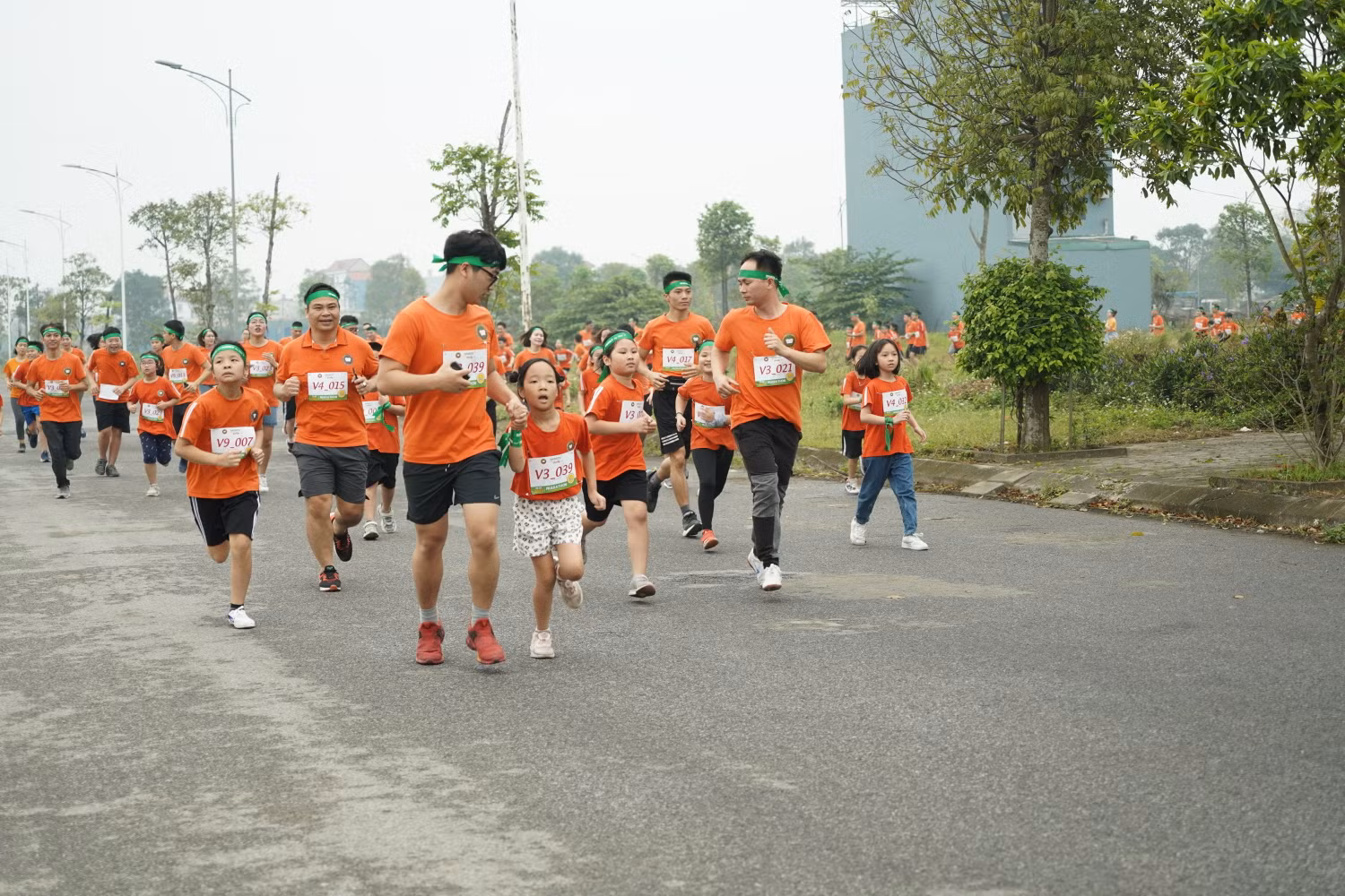 Gần 1000 học sinh, giáo viên và các bậc phụ huynh đã cùng nhau khởi động đầy năng lượng để chinh phục giải chạy Marathon trên đường chạy Thanh Hà 3km Gần 1000 học sinh, giáo viên và các bậc phụ huynh đã cùng nhau khởi động đầy năng lượng để chinh phục giải chạy Marathon trên đường chạy Thanh Hà 3km