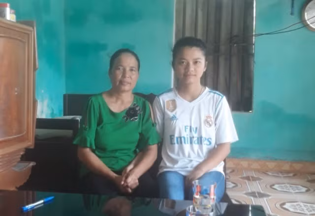 Dù mẹ ốm đau, nhưng là chỗ dựa tinh thần cho Thương vươn lên trong cuộc sống và học tập. Ảnh: Sông Mã. Dù mẹ ốm đau, nhưng là chỗ dựa tinh thần cho Thương vươn lên trong cuộc sống và học tập. Ảnh: Sông Mã.