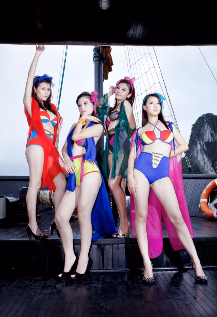 Người đẹp Hà Kiều Trang đứng thứ hai từ phải sang. Người đẹp Hà Kiều Trang đứng thứ hai từ phải sang.