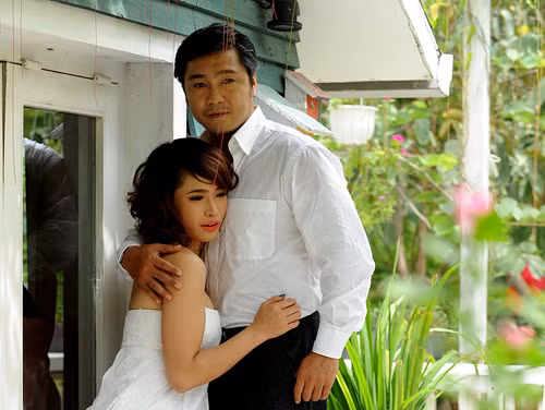 Lý Hùng tình tứ bên 'người đẹp hình sự'