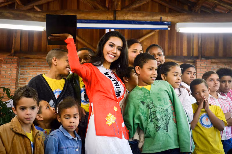 Cô tặng các em nhỏ nghèo Brazil món quà do tự tay mình làm.