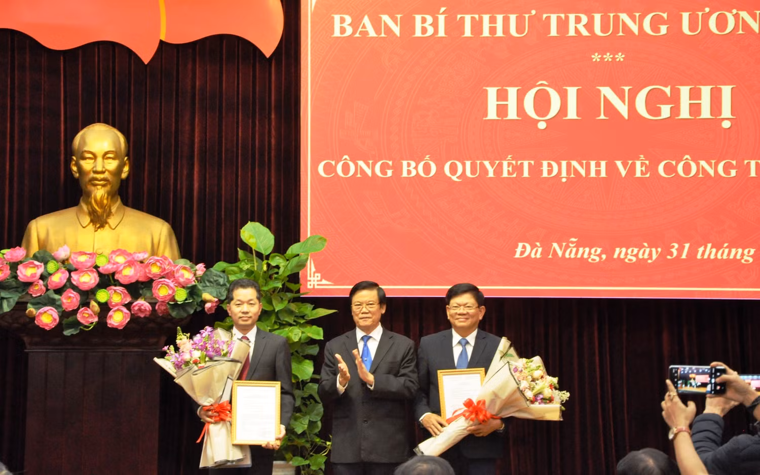 Ông Nguyễn Văn Quảng (bìa trái) làm Phó Bí thư thường trực thành ủy Đà Nẵng. Ảnh: TT