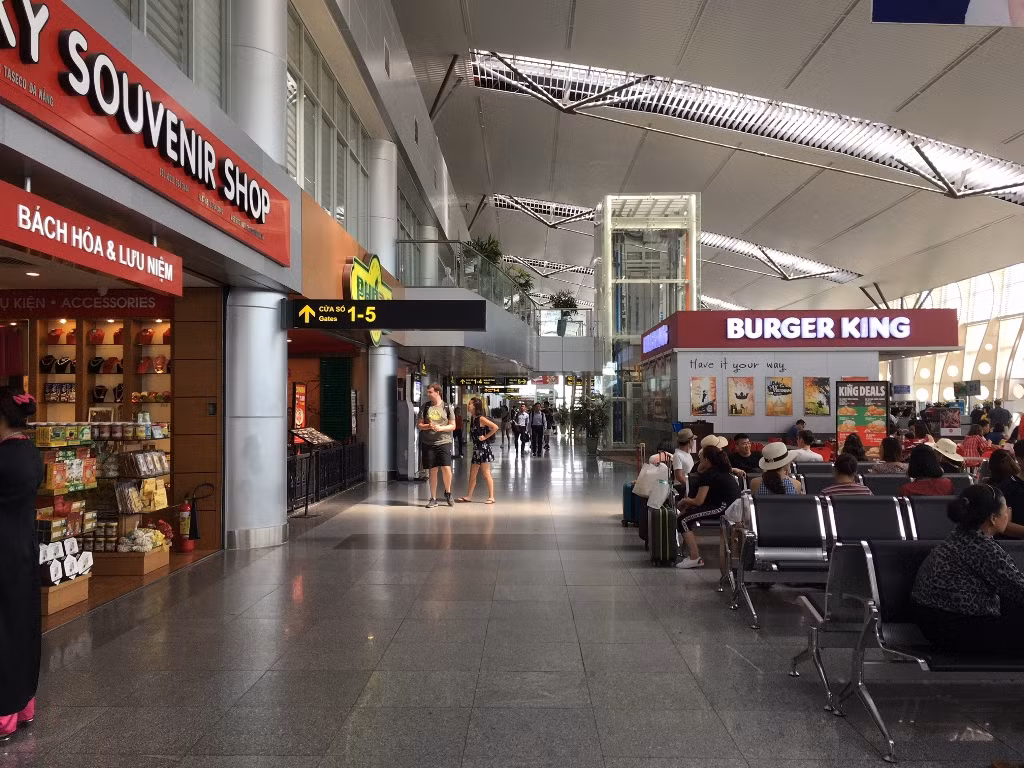 Nhiều hành khách trên chuyến bay Đà Nẵng - Hà Nội của hãng Vietnam Airlines bị chậm giờ bay 40 phút tại sân bay Đà Nẵng. Trong đó, có hành khách từng chịu cảnh bị chậm chuyến hơn 3 tiếng đồng hồ khi bay từ Hà Nội - Huế vào ngày 22/6. Ảnh: V.P
