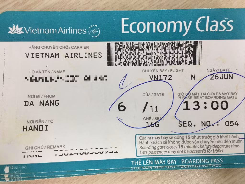 Hành khách cho biết trên cuống vé giờ khởi hành bay lúc 13h ngày 26/6, nhưng thực tế giờ bay bị chậm 40 phút. Ảnh: NVCC.