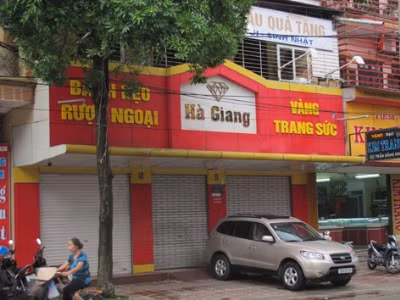 Cửa hàng bán rượu tây, đồ trang sức của gia đình bà Trần Thị L, chủ nợ 128 tỷ, đóng cửa từ mấy ngày nay. ảnh: Duy Chiến.