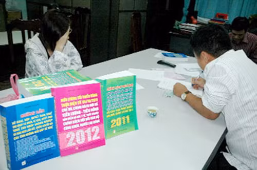 Một đối tượng giả mạo cán bộ thuế tại cơ quan điều tra.