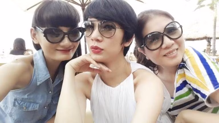 Xuân Lan vui vẻ chụp hình cùng bạn bè.