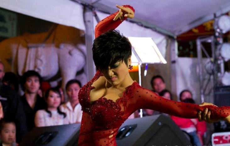 Trizzie Phương Trinh trình diễn máu lửa trên sân khấu.