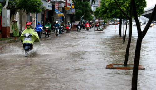 Xe máy đi trên vỉa hè để tránh nước sâu. Xe máy đi trên vỉa hè để tránh nước sâu.