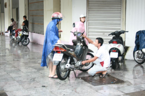 Xe máy chết hàng loạt trên vỉa hè. Xe máy chết hàng loạt trên vỉa hè.