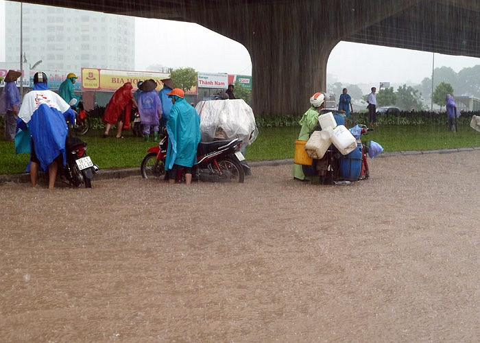 Xe máy chết máy hàng loạt vì nước ngập sâu. Xe máy chết máy hàng loạt vì nước ngập sâu.
