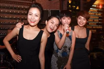 Và vui vẻ hát hò bên bạn bè. Và vui vẻ hát hò bên bạn bè.